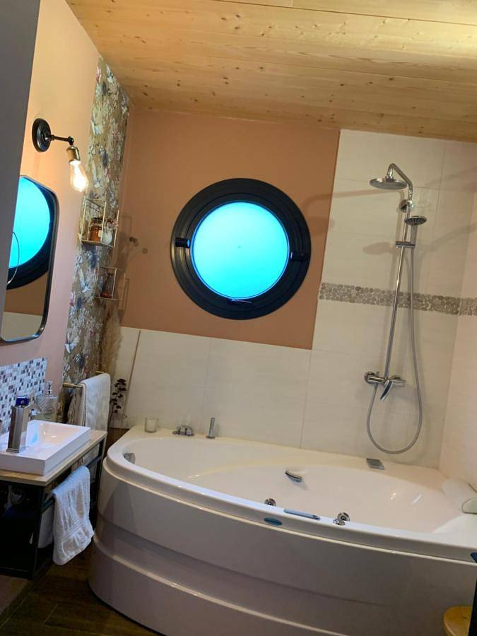 Location de vacances pour 2 personnes, avec terrasse ainsi que jacuzzi et jardin dans Terranjou - 3