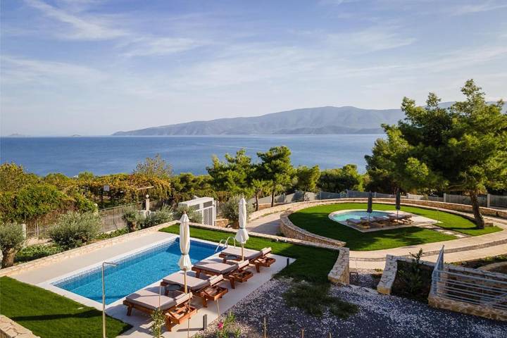 Apartamento para 6 personas, con vistas además de piscina y jardín en Corinto