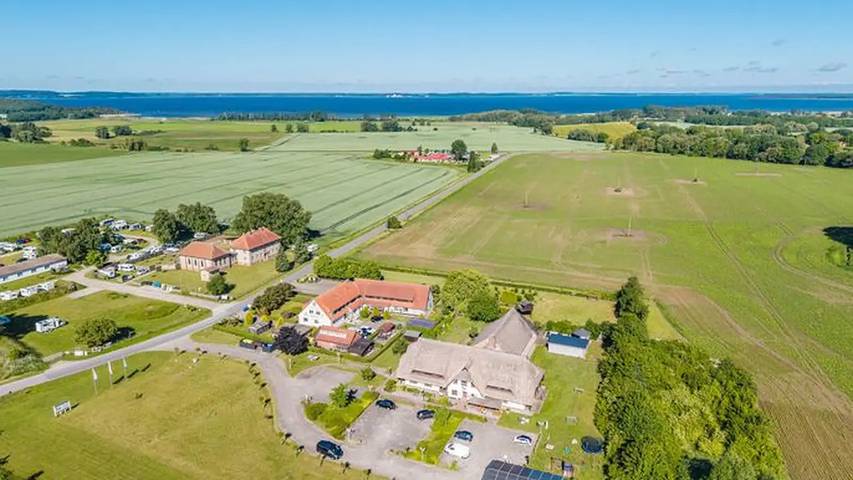 Ferienwohnung für 2 Personen, mit Whirlpool und Garten sowie Pool und Sauna in Sagard