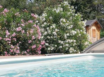 Gîte pour 2 personnes, avec terrasse ainsi que piscine et jardin dans Parc naturel régional des Monts d'Ardèche