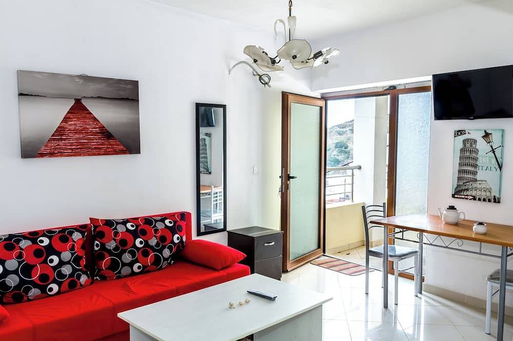 Ganze Wohnung, Double Apartment in quiet neighborhood. 3 minutes distance to the beach in Karpathos