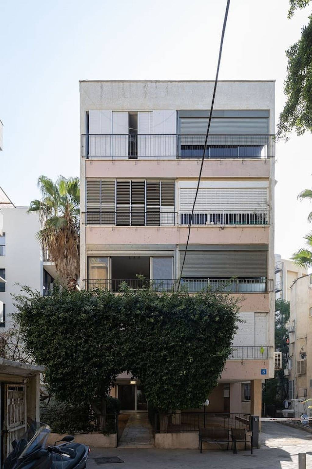 Appartement entier, Cozy 3Br Apt w Big Windows 5 Min Walk From Beach in Tel Aviv, District de Tel Aviv