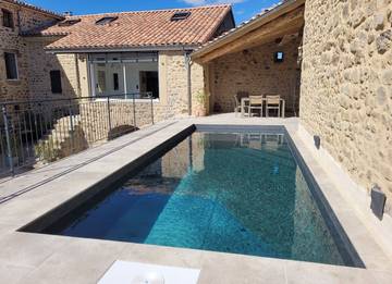 Gîte pour 8 personnes, avec terrasse et piscine à Peaugres
