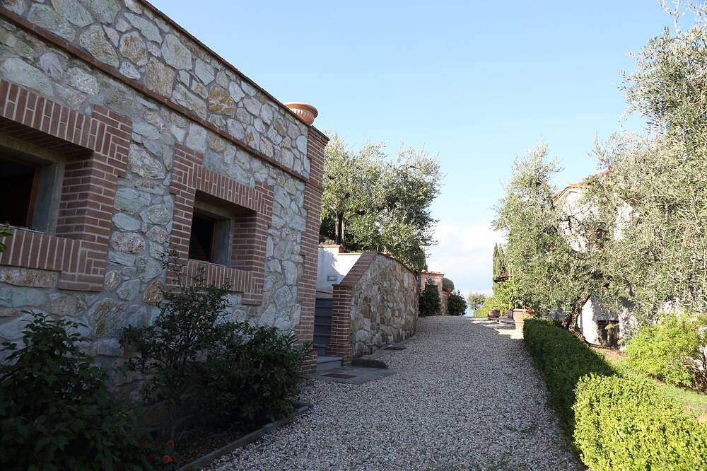Ganze Wohnung, Zweizimmerwohnung mit Swimmingpool, Wlan und wunderschönem Panorama auf den Hügeln der Toskana in Serravalle Pistoiese, Pistoia Provinz