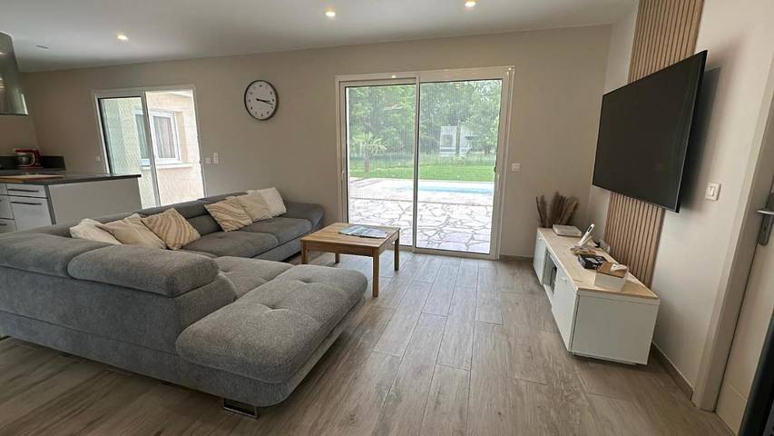 Location de vacances pour 6 personnes, avec Terrasse ainsi que Jardin et Piscine à Saint-Seurin-sur-l'Isle