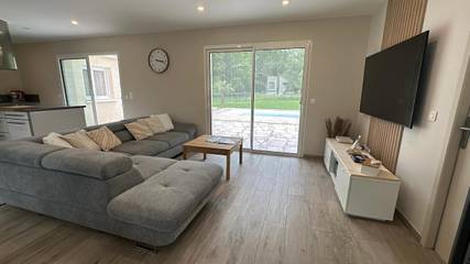 Location de vacances pour 6 personnes, avec piscine et jardin à Saint-Seurin-sur-l'Isle