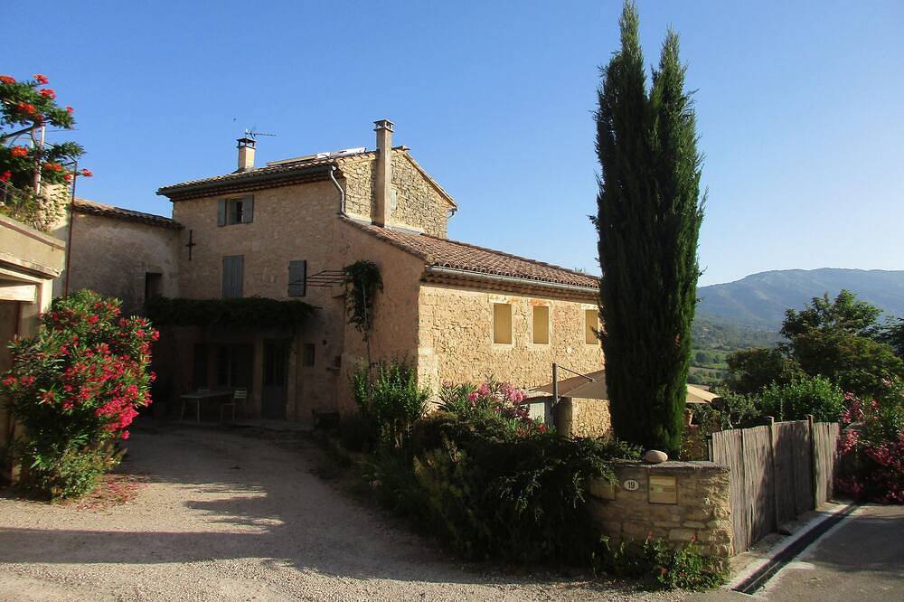 Charmantes Dorfhaus in der Nähe von Bédoin, am Fuße des Mont Ventoux in Crillon-le-Brave, Parc naturel régional du Mont-Ventoux