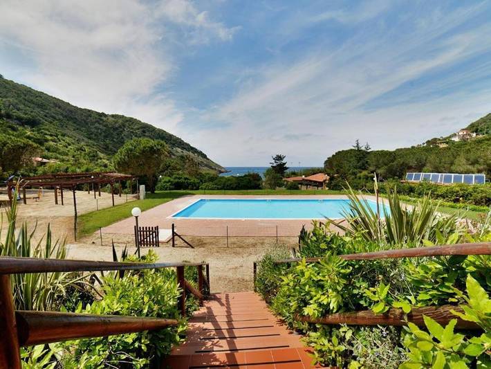 Appartamento per 6 persone, con Balcone e Terrazza nonché Giardino e Piscina a Nisporto