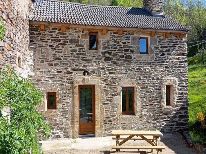 Gîte pour 6 personnes, avec terrasse dans Cubières