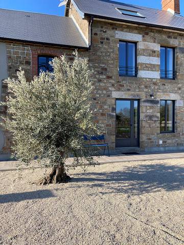Gîte pour 12 personnes, avec piscine ainsi que jardin et terrasse à Le Val-Saint-Père