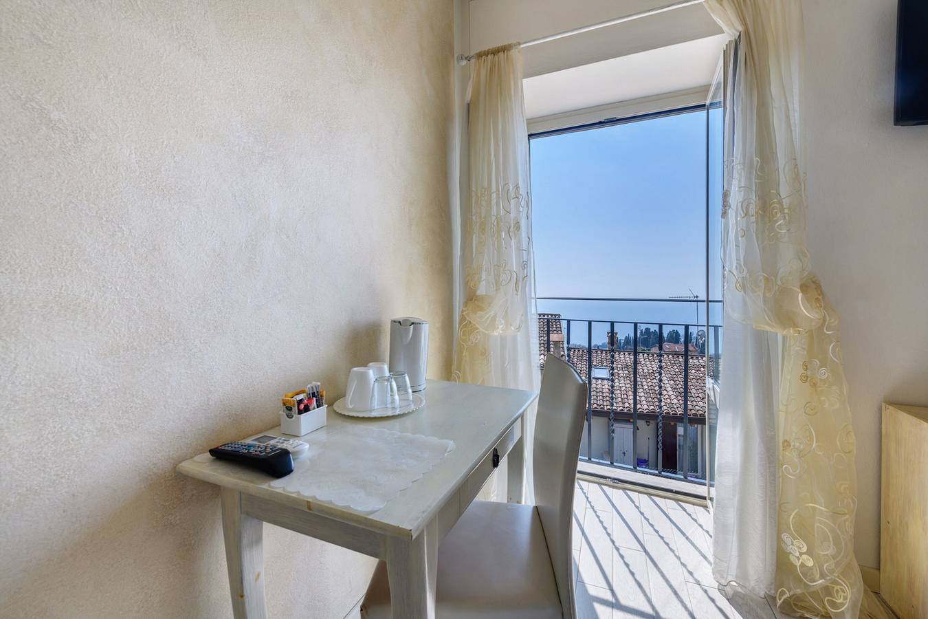 Bed & Breakfast 'Giardini Di Corte - Magnolia' mit Seeblick, Wlan und Klimaanlage in Maderno, Toscolano-Maderno