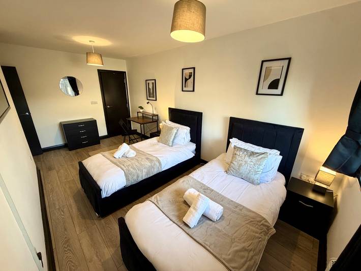Ganze Ferienwohnung, Oak & Noir 2 Bed 2 Bath Wifi Free Parking Near Uni in Manchester, Greater Manchester