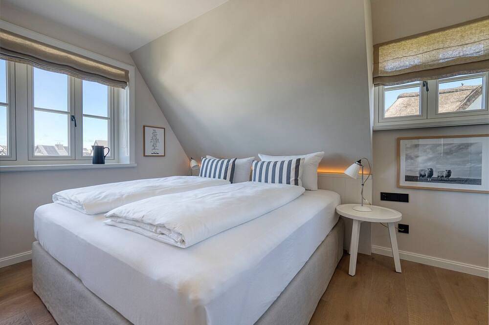 Hus Gode Sted - Strandnahes Luxus-Hausteil unter Reet auf ca. 180 m² für bis zu in Wenningstedt, Sylt