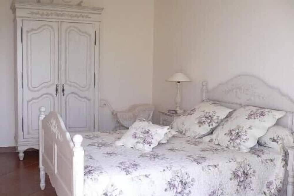 Villa avec piscine, vue sur la mer, pour 6 personnes , soigneusement décorée in Lumio, Région de Calvi