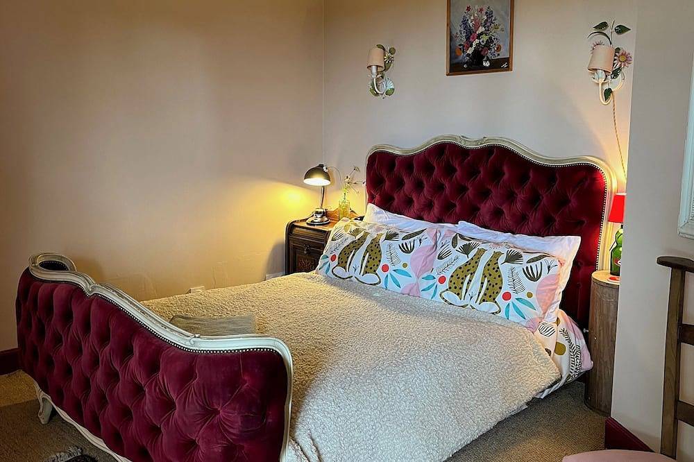 Characterful, 2 bedroom cosy cottage with fireplace, surrounded by wildlife. in Ambrières-les-Vallées, Parc naturel régional Normandie-Maine