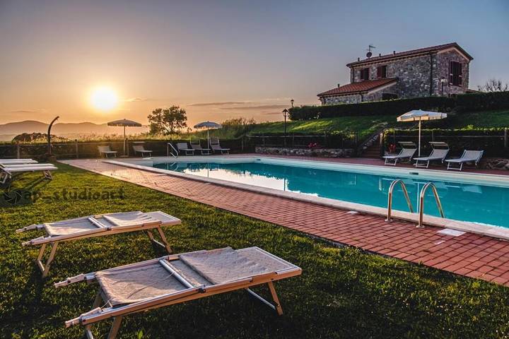 Agriturismo per 5 persone, con Terrazza e Giardino nonché Piscina e Panorama a Santa Luce