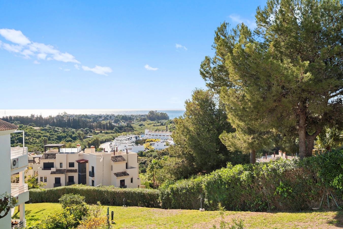 Entire apartment, Apartment 'Sea View Close To The Beach' with Private Pool, Wi-Fi and Air Conditioning in La Resina, Estepona