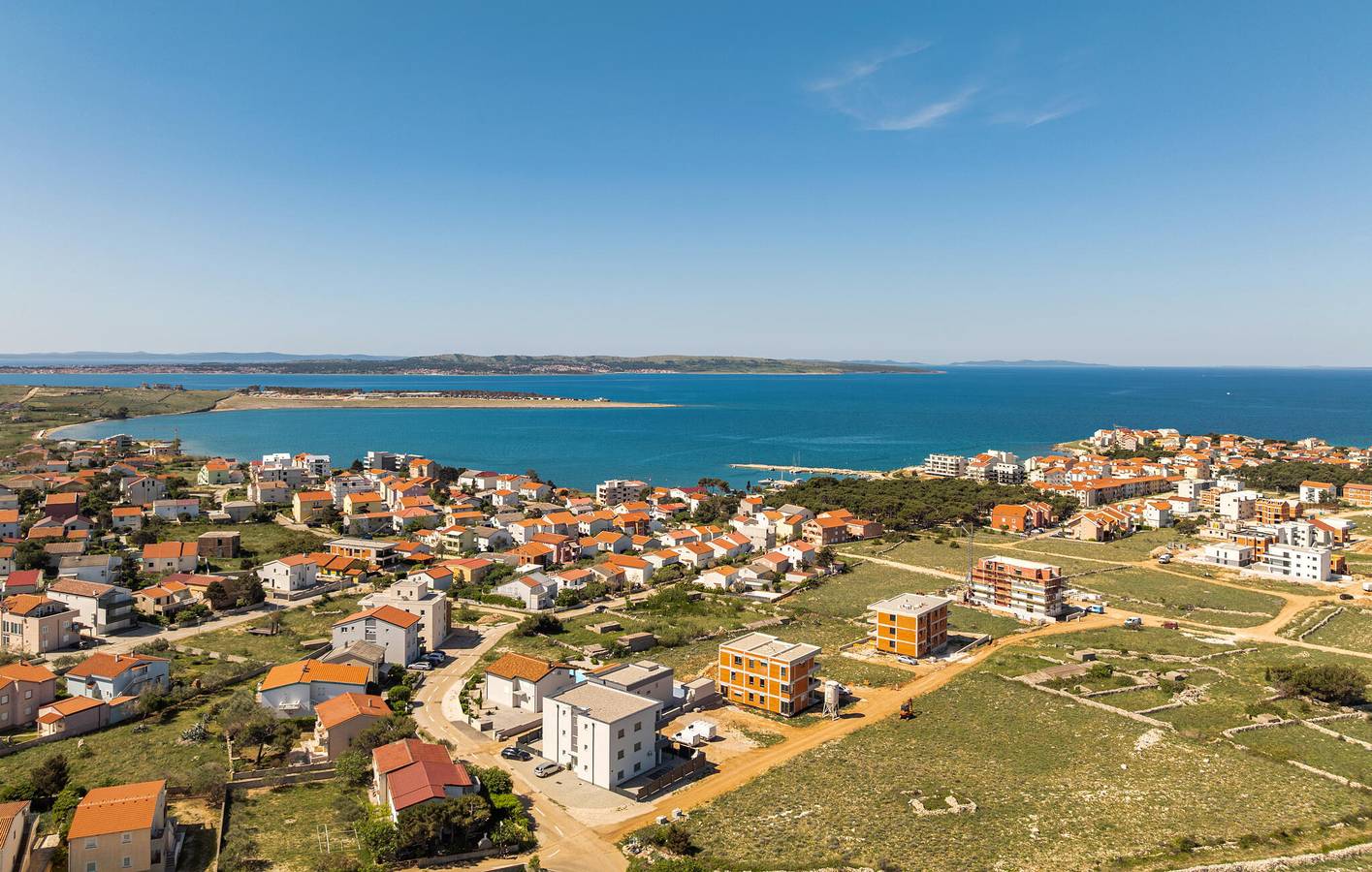 Ganze Ferienwohnung, Apartment am Meer mit Terrasse, Parkplatz und WLAN – 700 m vom Strand entfernt in Povljana, Pag