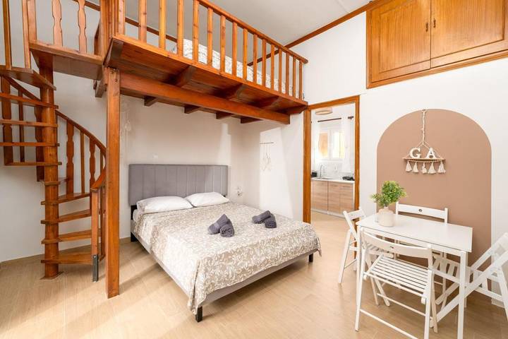 Gîte pour 4 personnes, avec Balcon ainsi que Terrasse et Jardin dans Selianitika