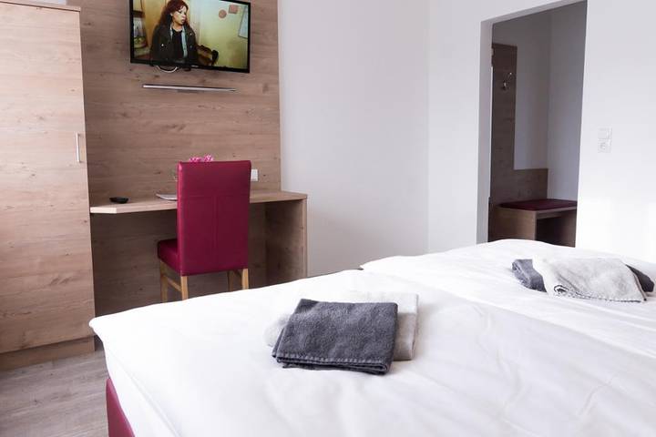 Bauers Gästehaus & Bühne - Einzelzimmer mit Flatscreen-Tv in Obersiebenbrunn, Gänserndorf