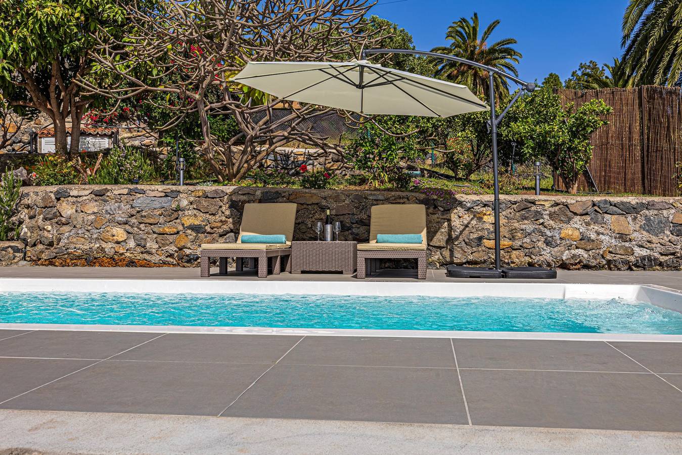 Casa Piedra y Tea: Piscina privata riscaldata e vista mare in Tijarafe, La Palma Settentrionale