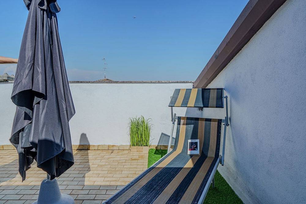 Under The Starr 10 minutes from the lake cozy attic apartment. in Valeggio sul Mincio, Verona Province