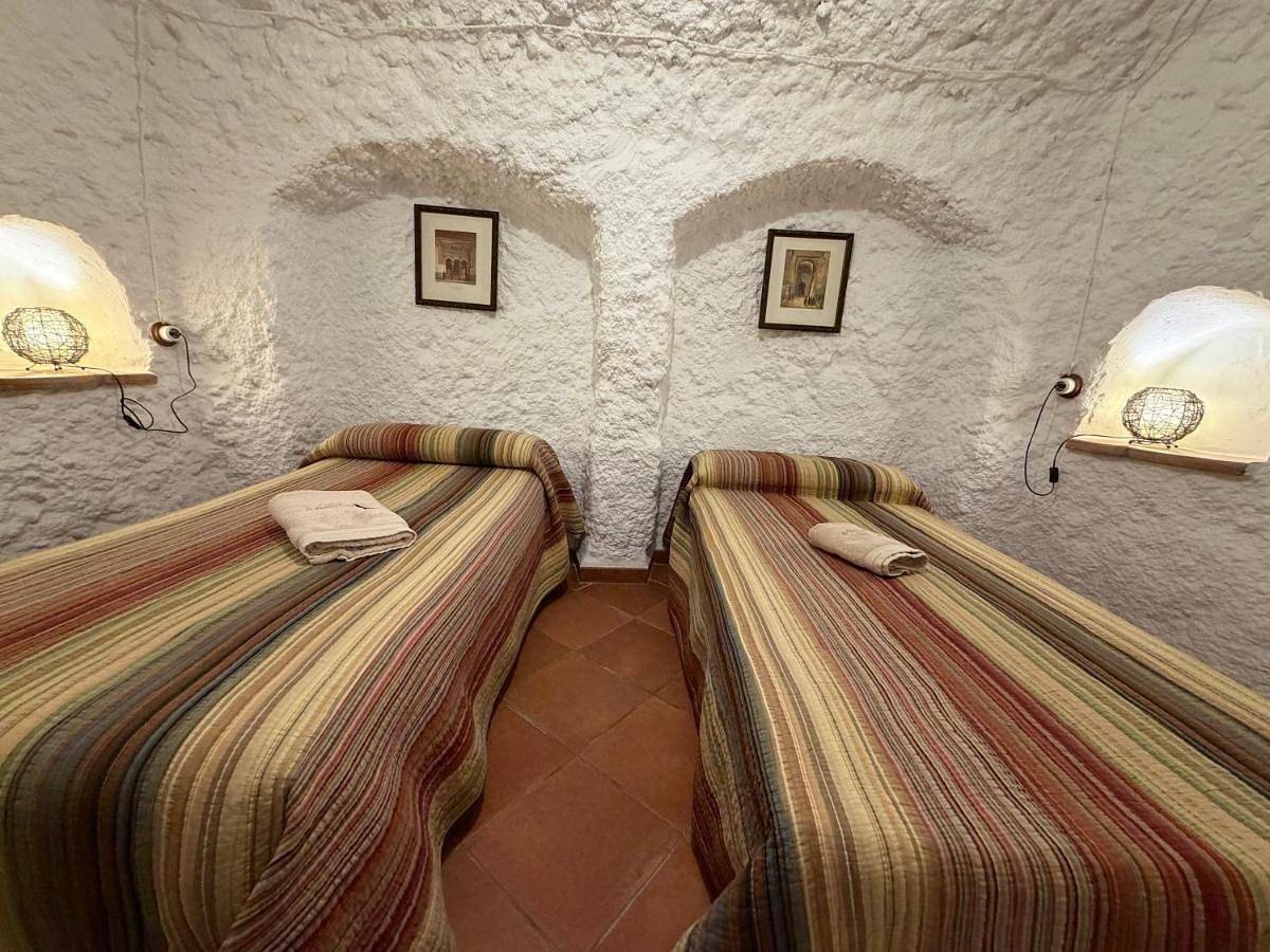 Two-Bedroom Cave (4 adults) in Gorafe, Géoparc de Grenade