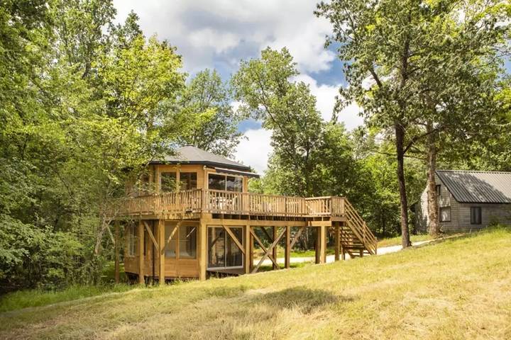 Gîte pour 4 personnes, avec Terrasse ainsi que Piscine et Vue à Biron