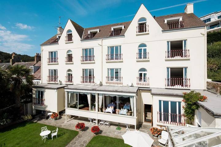 Holiday letting for 2 people, with terrace and garden as well as view in Channel Islands