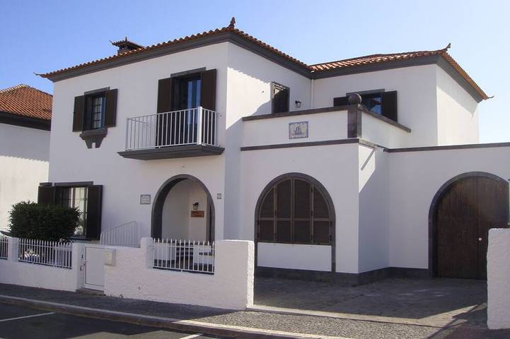 Villa for 14 people, with balcony and yard in Azores