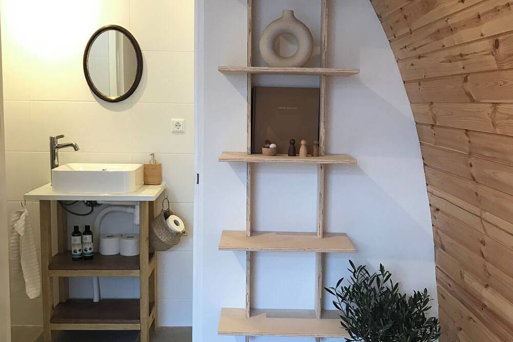 Unique Tiny House with Hot tub in Nordholland