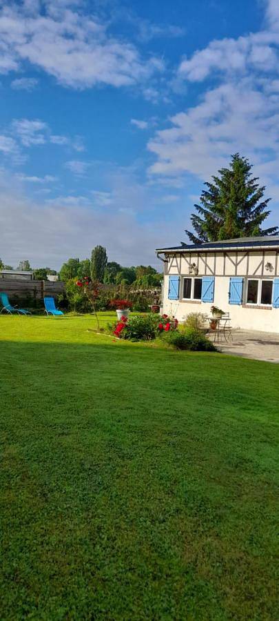 Double Room with Private Bathroom in Asnières, Région de Bernay