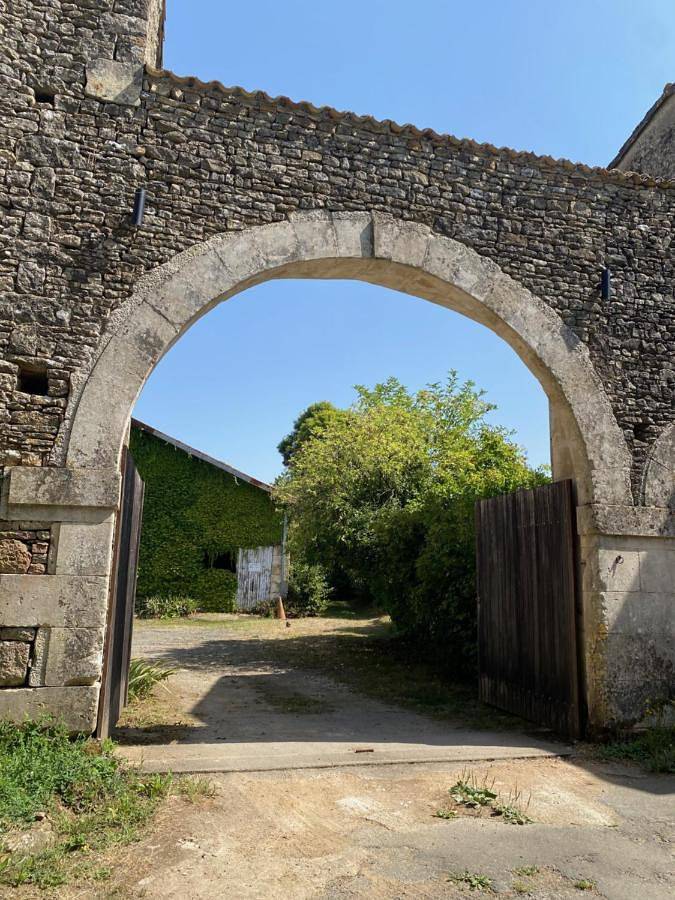 Location de vacances pour 2 personnes, avec terrasse et jardin ainsi que vue et piscine, animaux acceptés à Saivres - 3