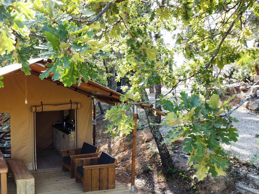 Camping Charlemagne - Tente en toile et en bois 5 personnes - Eco-Lodge Savane in Grimaud, Côte méditerranéenne (France)