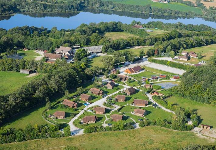 Location de vacances pour 4 personnes, avec Terrasse et Jacuzzi ainsi que Jardin et Piscine à Saint-Fargeau