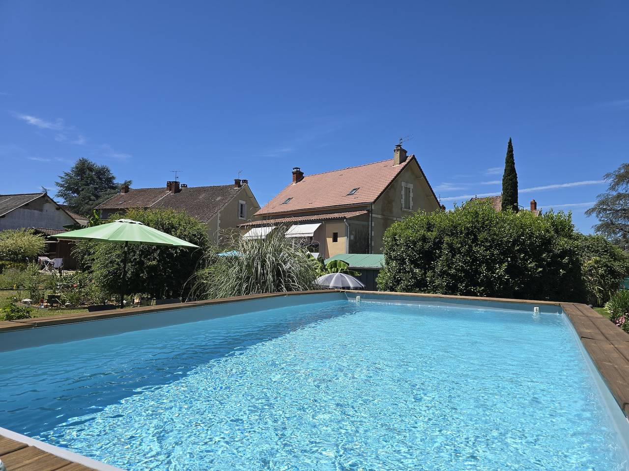 Chambres d'hôtes : Ecole Buissonnière - Chambre Paon in Le Buisson-de-Cadouin, Périgord Pourpre