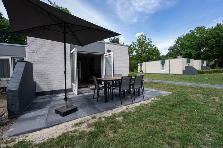 Bungalow voor 6 personen, with Balkon/Terras and Terras as well as Tuin and Zwembad in Borger