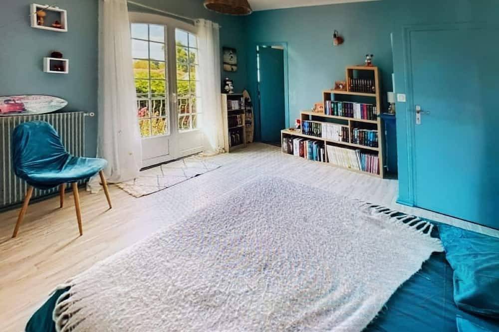 Large family villa near ocean and forest, heated pool, sleeps 14 in Messanges, Côte d’Argent