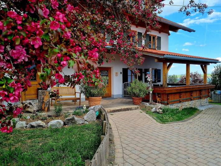 Ferienwohnung für 2 Personen, mit Terrasse und Garten sowie Sauna und Seeblick am Forggensee