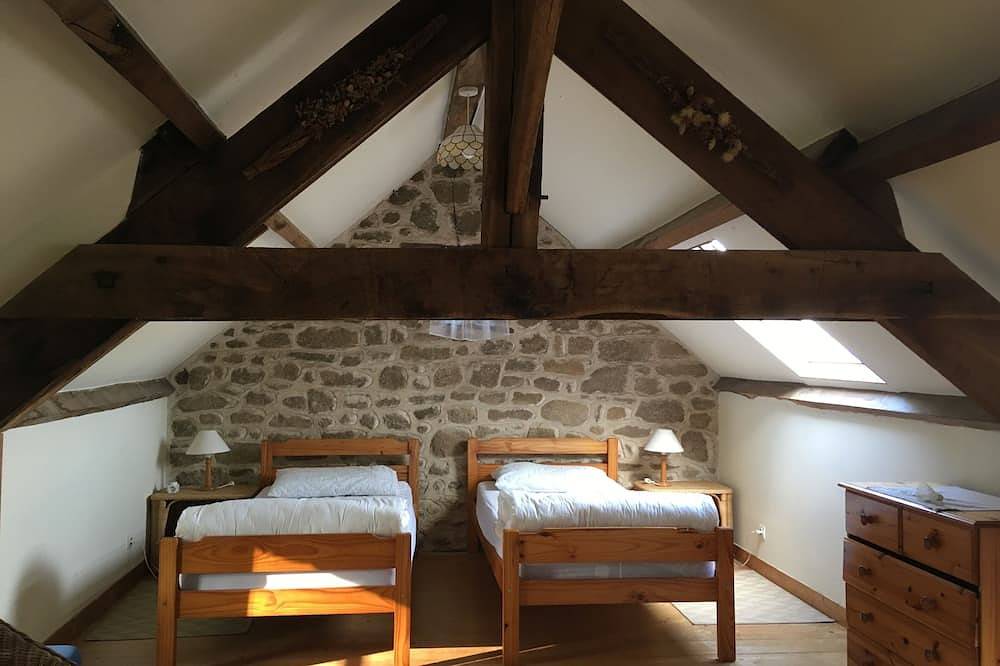 Gîte Tout Confort rural de caractère avec Piscine Privée, Terrasse & Jardin in Saint-Georges-de-Reintembault, Fougères-Vitré
