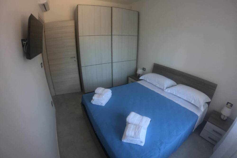 Entire apartment, Holiday Home 'Paestum Eden' with Sea View, Wi-Fi and Air Conditioning in Licinella - Torre di Paestum, Cilento