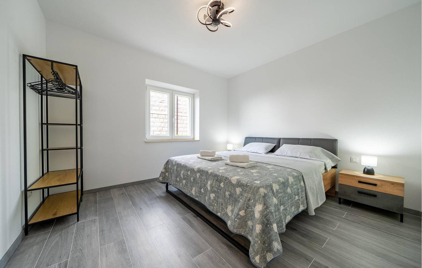 Ganze Ferienwohnung, Apartment mit Meerblick, Terrasse, WLAN und Parkplatz – 1,5 km zum Strand in Selca, Brac