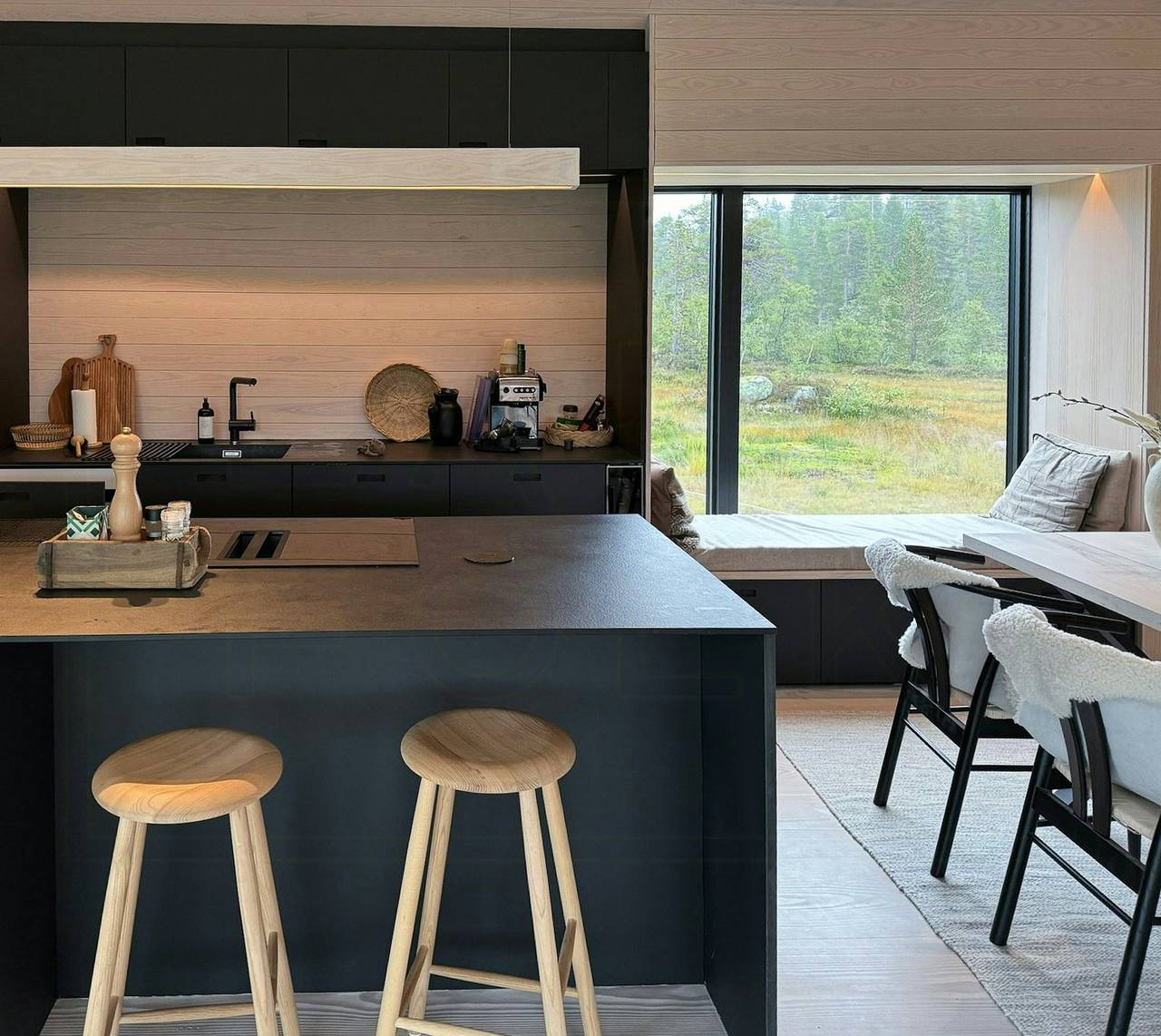 Hütte auf Hallbjønnsekken mit Blick auf Spafjell in Tokke