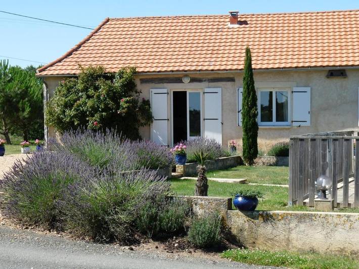 Location de vacances pour 6 personnes, avec piscine ainsi que terrasse et jardin à Vergt - 2