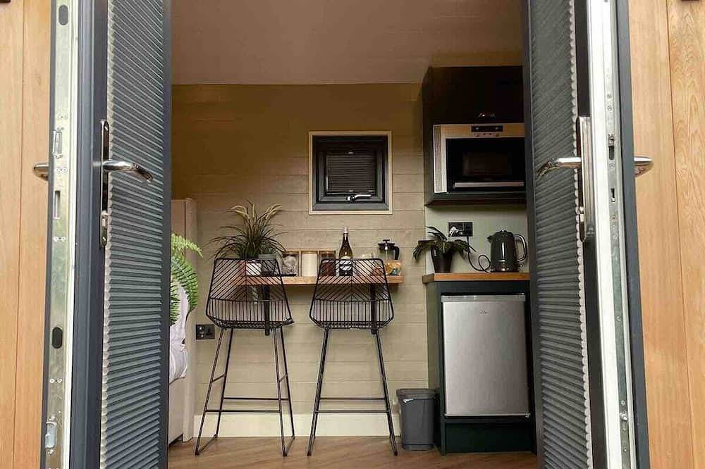 Luxurious Canal-side mini lodge in Llangollen. in Llangollen, Denbighshire
