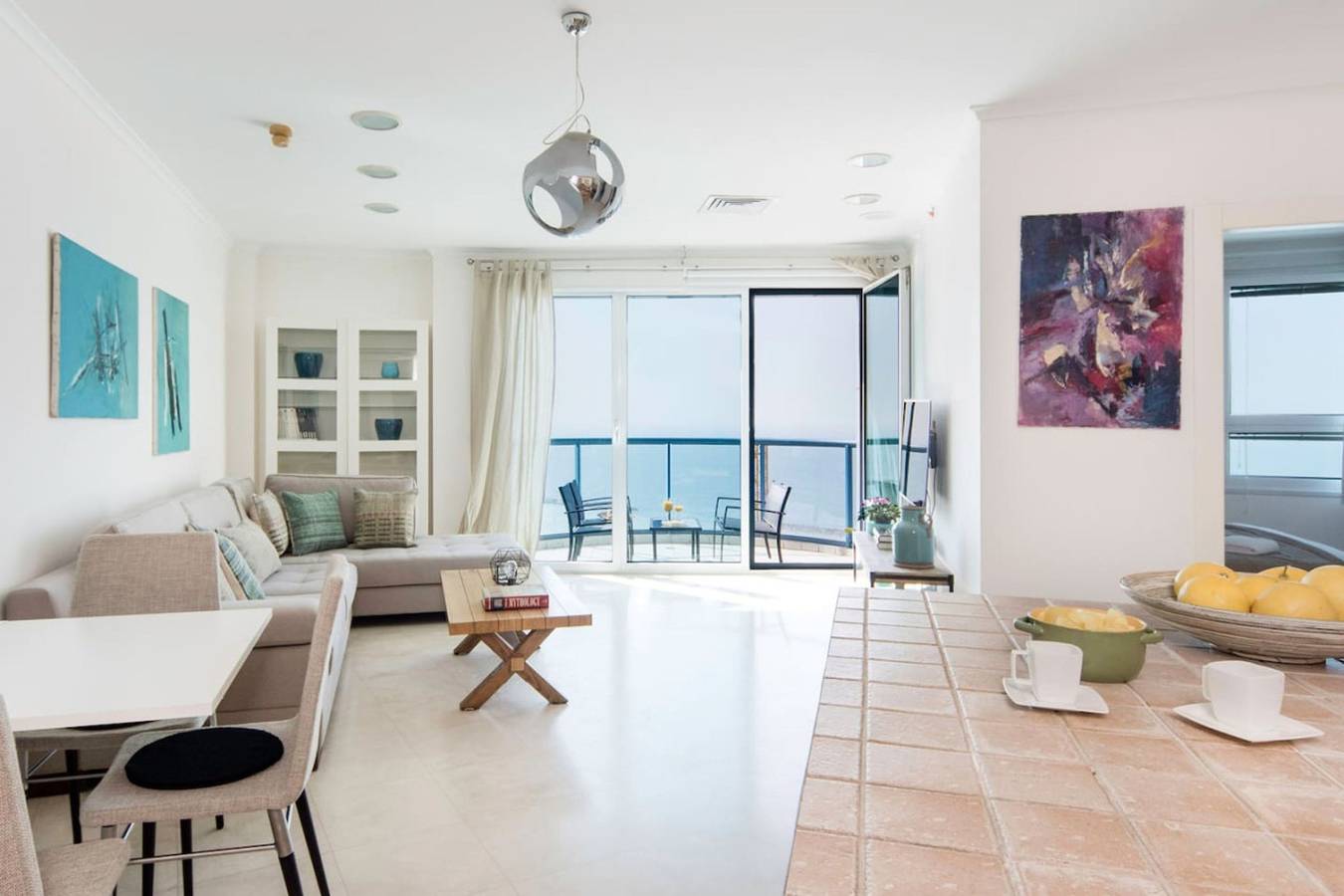 Entire apartment, Luxury 2Br Apt w Balcony 2 min Walk from Beach in Tel Aviv, Tel Aviv District