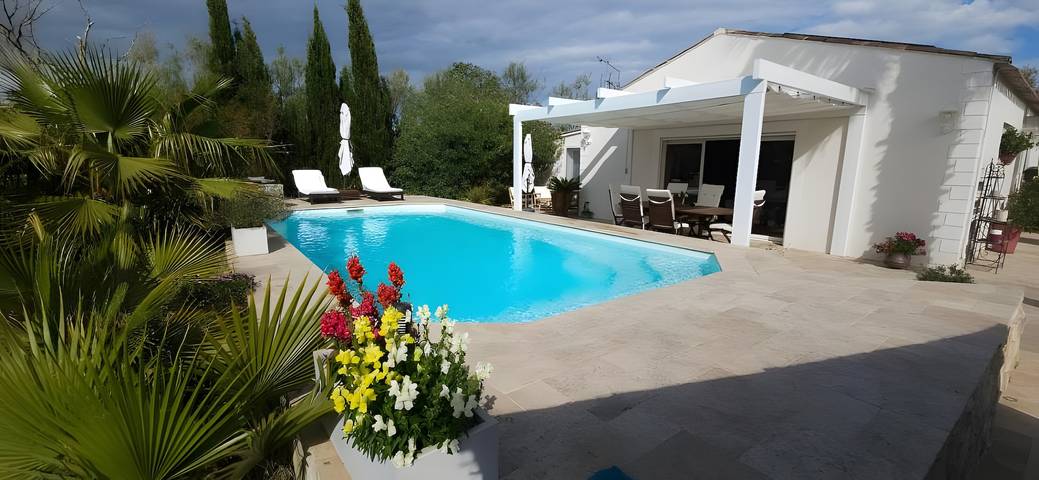 Appartement de vacances entier, Roulotte Gitane, Tiny House avec terasse privée in Aigues-Mortes, Côte d'Améthyste