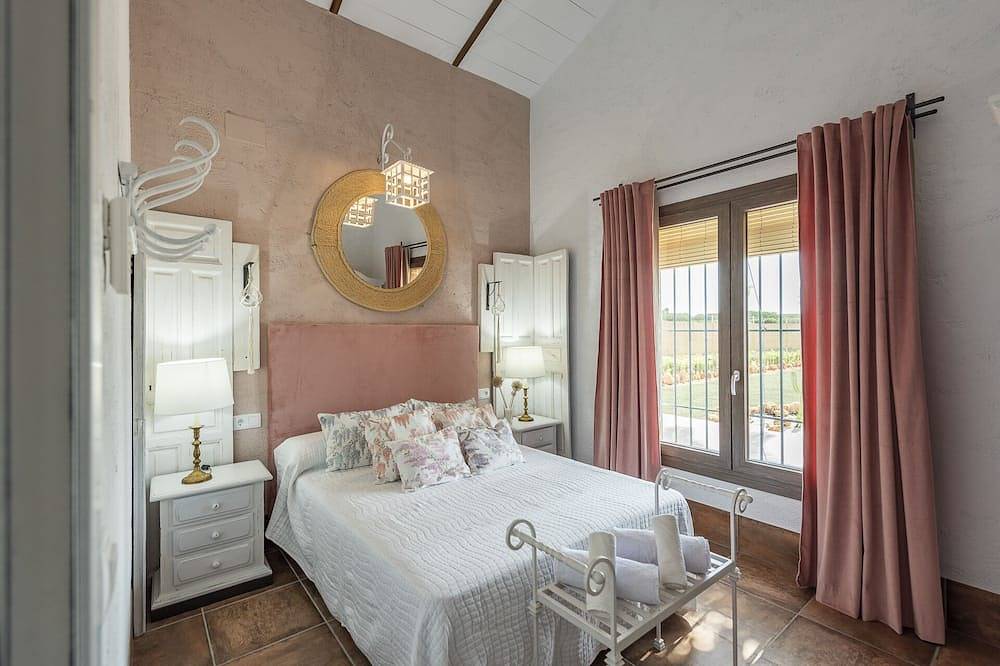 Villa Colona, Los Algarbes J22g+94 in Écija, Sevilla Province