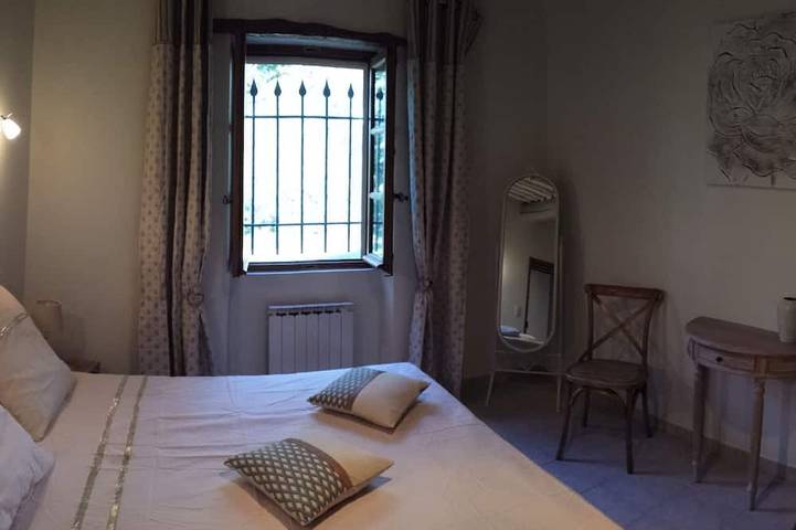 Gîte pour 4 personnes, avec terrasse ainsi que piscine et jardin, animaux acceptés à Lagnes - 2