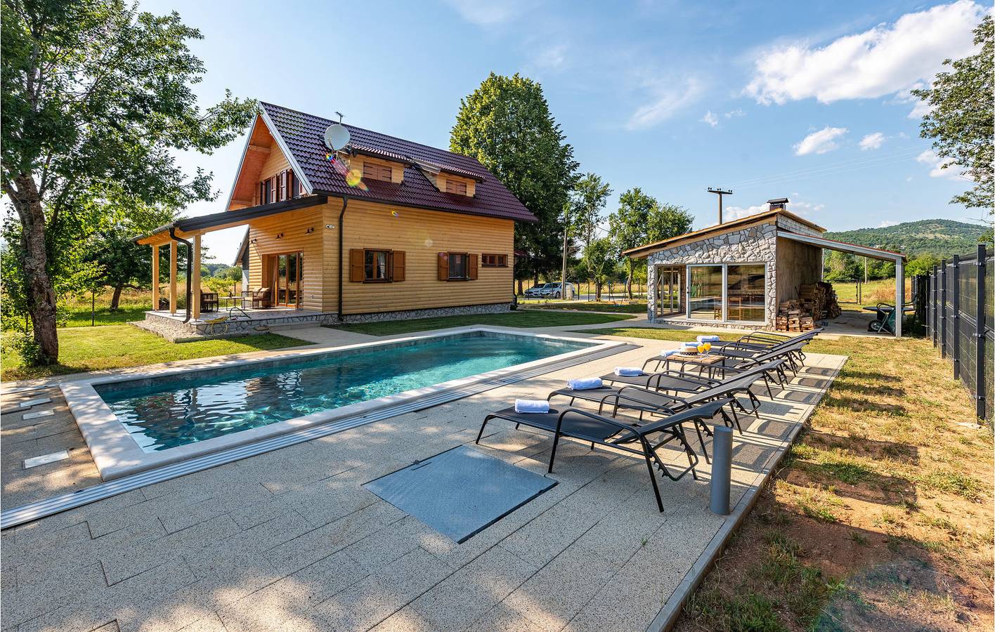 Charmante 120 m² große Wohnung mit Pool, Parkplatz und WLAN, 2 km vom Fluss entfernt in Lovinac, Naturpark Velebit